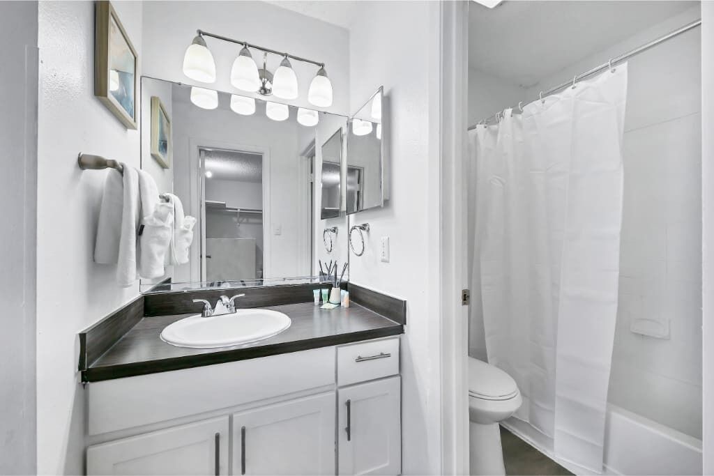 Beautiful 2BR with Gym and Pool