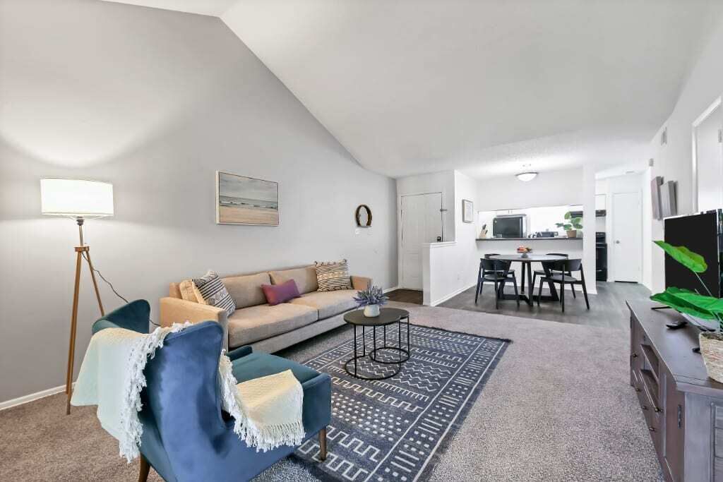 Beautiful 2BR with Gym and Pool