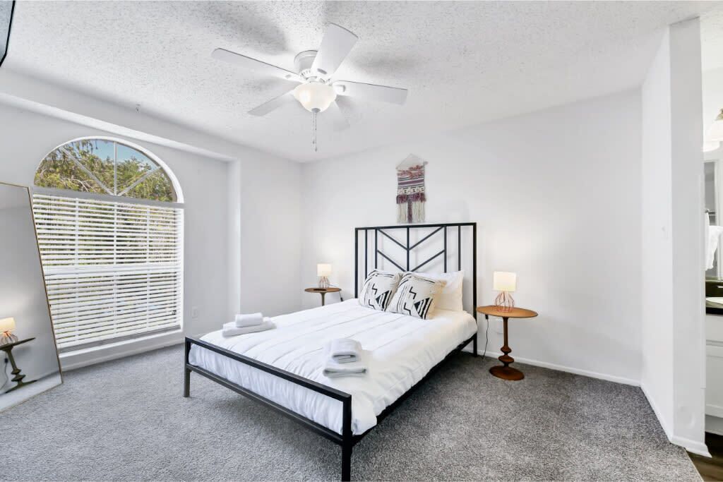 Beautiful 2BR with Gym and Pool