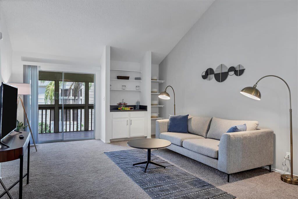 Sunny 2BR with Gym and Pool