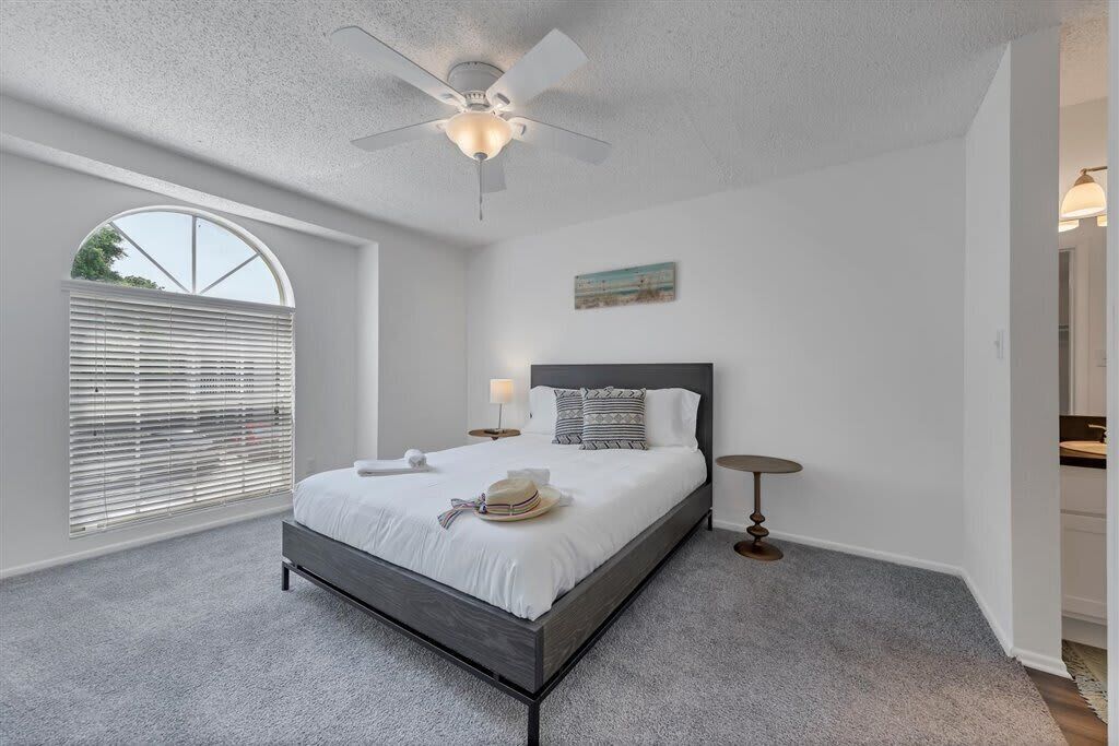 Sunny 2BR with Gym and Pool