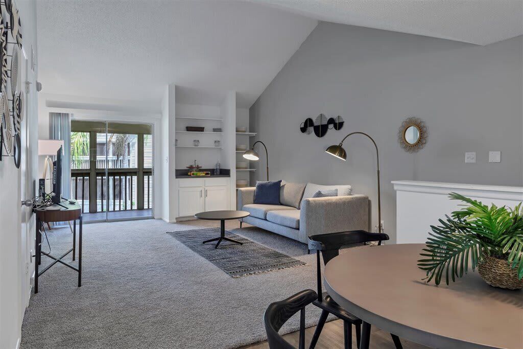 Sunny 2BR with Gym and Pool