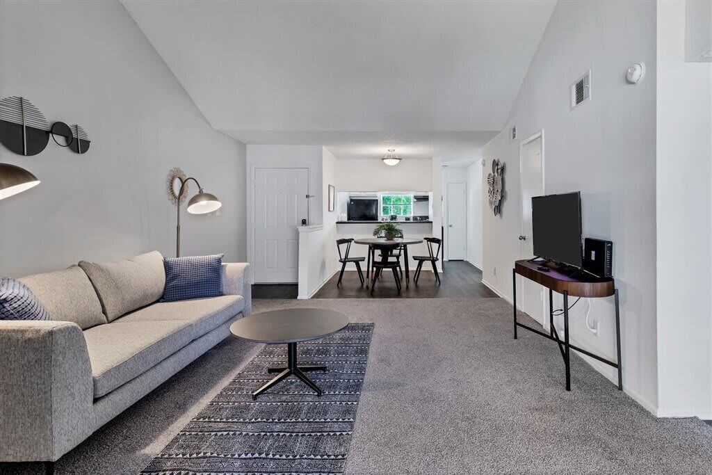 Sunny 2BR with Gym and Pool