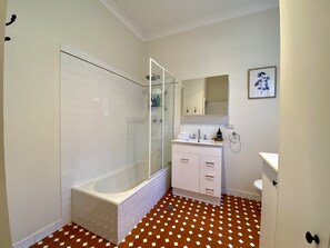 Bathtub, hair dryer, towels, shampoo