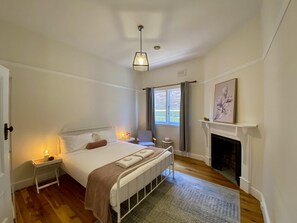 3 bedrooms, laptop workspace, iron/ironing board, WiFi - Roseland Cottage | CBD Heritage (Orange)