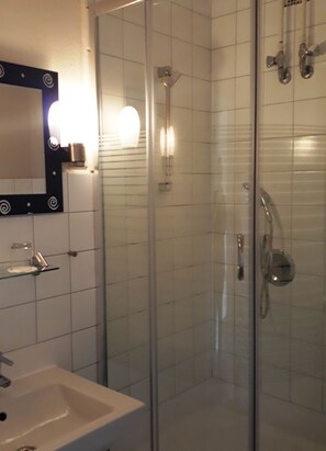 Ducha, secador de pelo, toallas