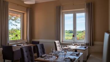 Tägliches Frühstücksbuffet (25 EUR pro Person)