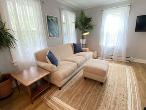 Smart TV - Charming, Central Jamestown Cottage, walk to town/beach! (Jamestown)