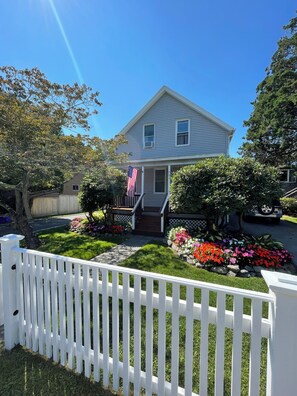 Property grounds - Charming, Central Jamestown Cottage, walk to town/beach! (Jamestown)