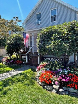 Exterior - Charming, Central Jamestown Cottage, walk to town/beach! (Jamestown)
