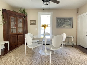 Dining - Charming, Central Jamestown Cottage, walk to town/beach! (Jamestown)