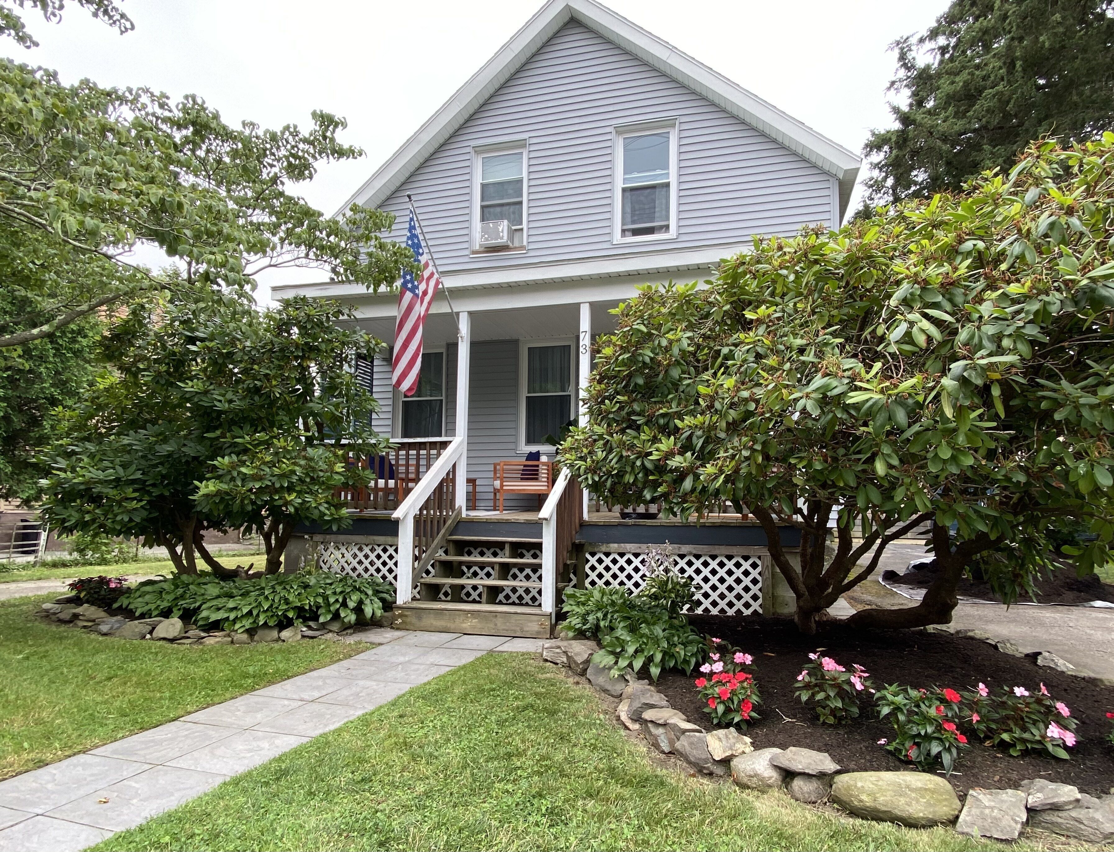 Charming, Central Jamestown Cottage, walk to town/beach!