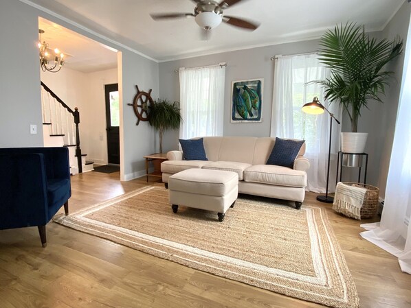 Smart TV - Charming, Central Jamestown Cottage, walk to town/beach! (Jamestown)