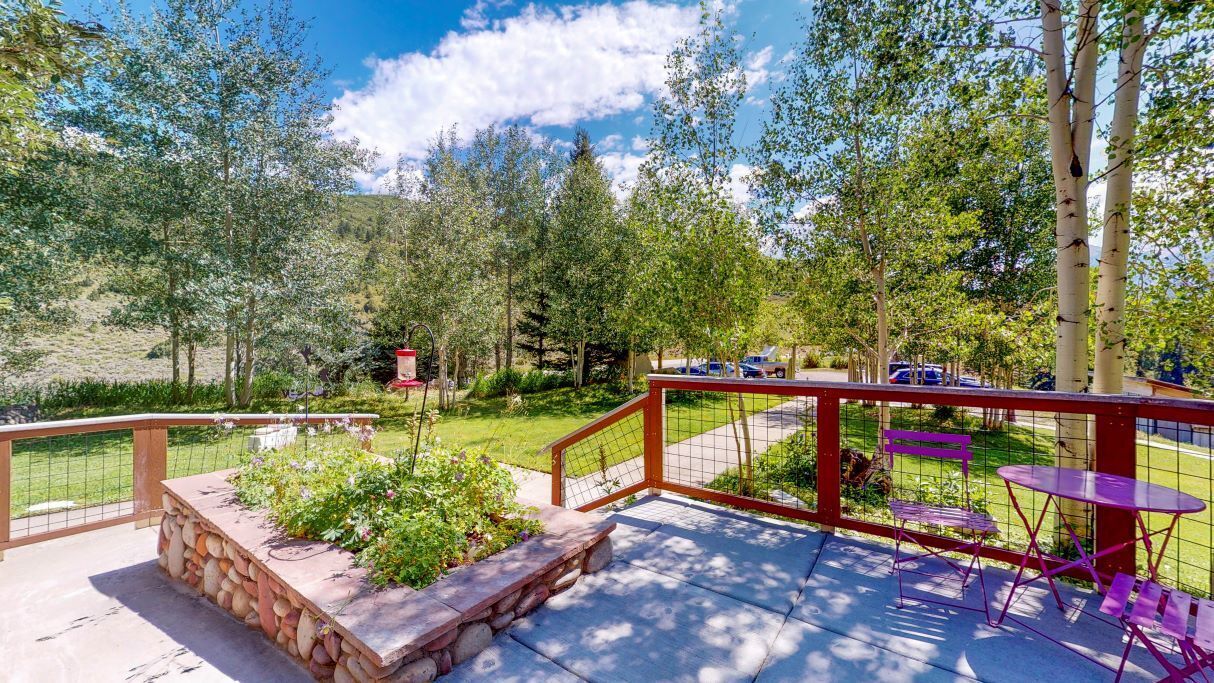 7 bdrm Lodge on Crystal River Bank by Marble CO Sleep 18