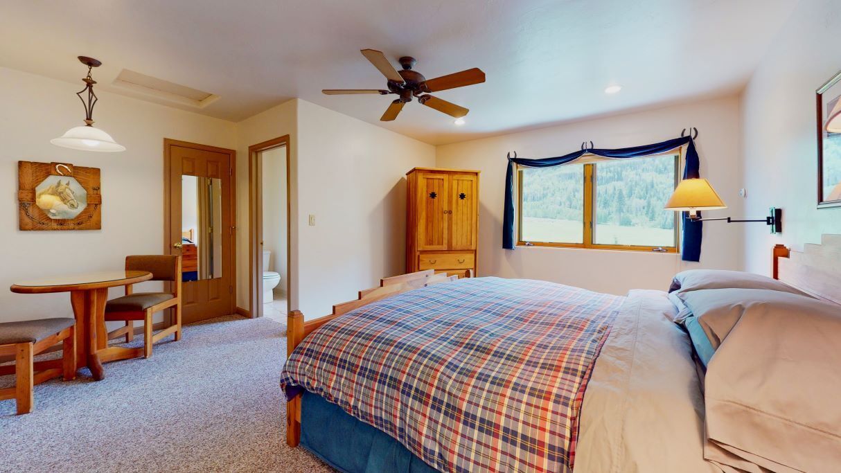 7 bdrm Lodge on Crystal River Bank by Marble CO Sleep 18