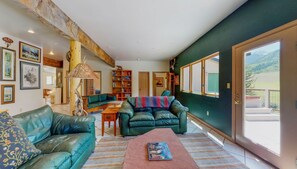 Una chimenea, libros