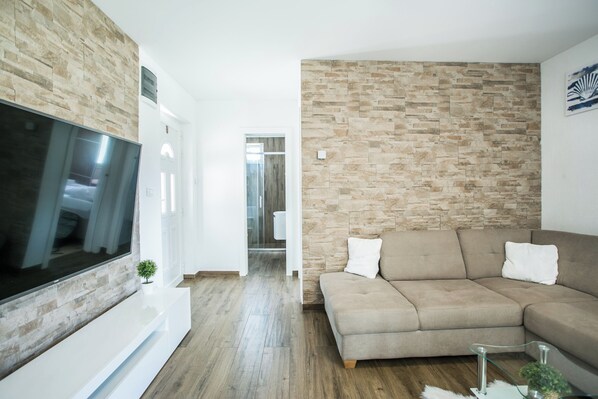 Casa | Área de sala de estar | Televisión de 30 pulgadas con canales digitales 