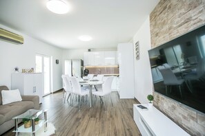 Casa | Área de sala de estar | Televisión de 30 pulgadas con canales digitales 