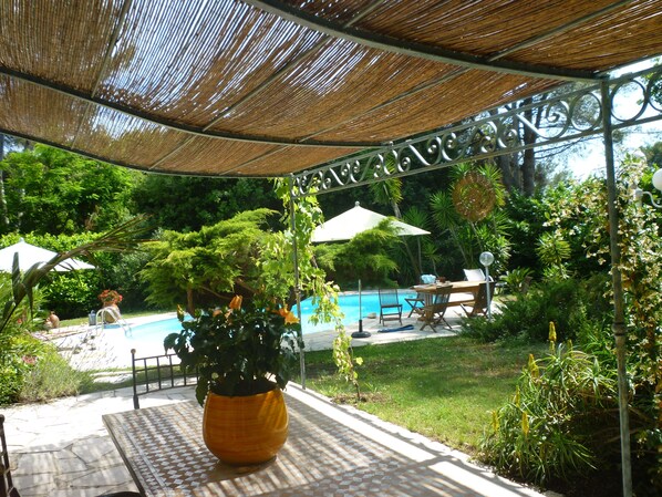 Property grounds - Cozy charming Villa with pool in a private calm domaine (Roquefort-les-Pins)