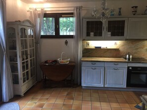 Fridge, microwave, oven, stovetop - Cozy charming Villa with pool in a private calm domaine (Roquefort-les-Pins)