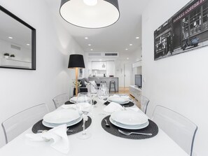 Dining - Villanueva Apartment II (Madrid)