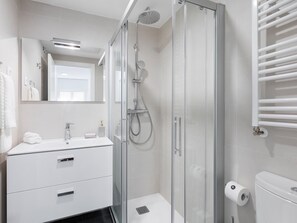 Shower, towels - Villanueva Apartment II (Madrid)