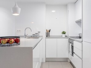 Fridge, microwave, oven, stovetop - Villanueva Apartment II (Madrid)