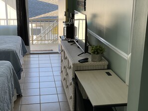 1 bedroom, desk, free WiFi, bed sheets - LOCATION!Charming, cozy home like hotel room (Wildwood)