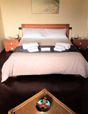 2 chambres, bureau, fer et planche à repasser, accès au Wi-Fi (inclus)