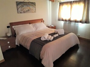 2 bedrooms, desk, iron/ironing board, free WiFi