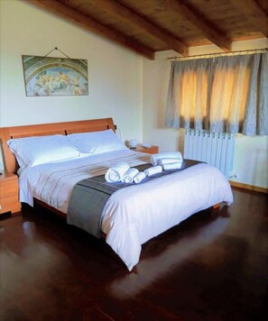 2 bedrooms, desk, iron/ironing board, free WiFi - Casa Kennedy Assisi Views, 2 Baths & Easy Parking (Castelnuovo)