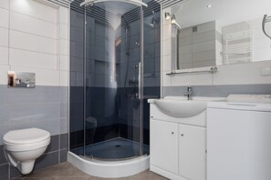 Een douche, handdoeken, zeep, shampoo