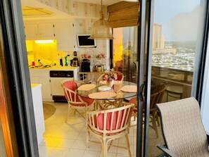 Dining - Maisons Sur Mer -Oceanfront Luxury (Myrtle Beach)