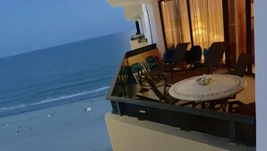 Ein Balkon mit Blick auf Strand und Poolbereich.