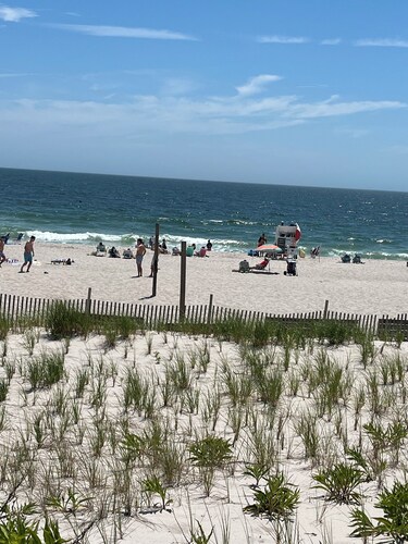 Cottage located 1 block from the beach and 1 block to the bay in Ocean Beach 2