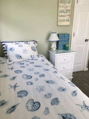 2 bedrooms, iron/ironing board, free WiFi, bed sheets - Cottage located 1 block from the beach and 1 block to the bay in Ocean Beach 2 (Lavallette)