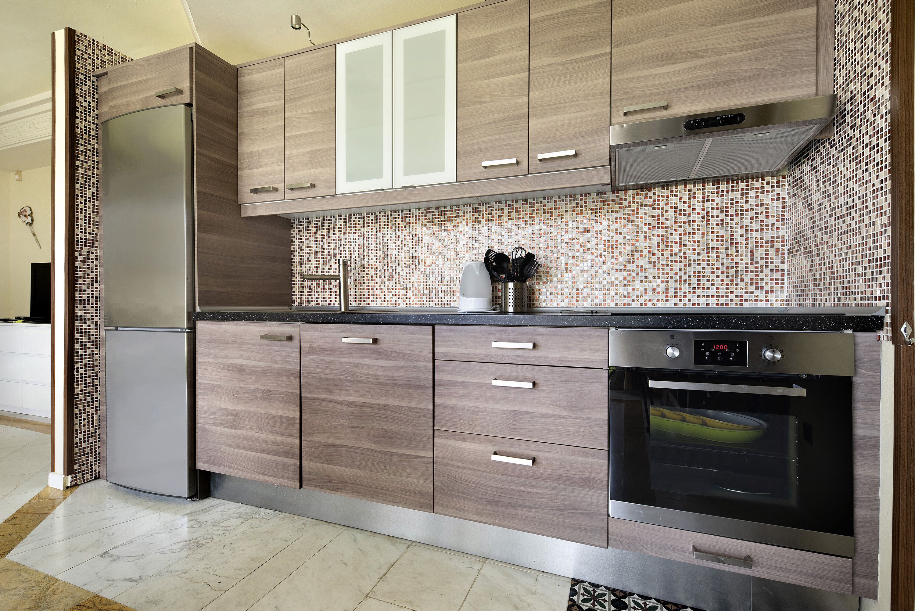 Jääkaappi, mikroaaltouuni, uuni, liesi