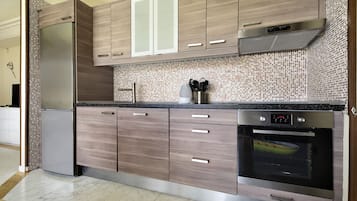 Jääkaappi, mikroaaltouuni, uuni, liesi