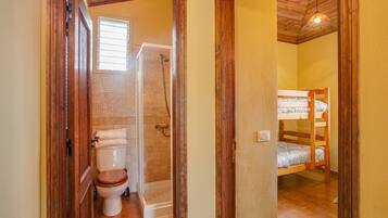 Een douche, een haardroger, handdoeken