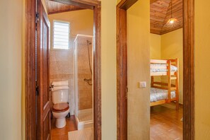 Regadera, secadora de cabello, toallas 