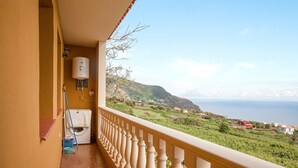 A balcony with a view of the sea, a water heater, and a mop. - Vacation Home Casa La Chocita with Sea View, Mountain View (Los Realejos)