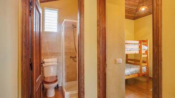 Een douche, een haardroger, handdoeken