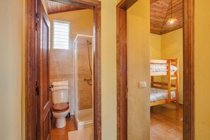 Douche, séchoir à cheveux, serviettes fournies