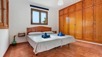 3 slaapkamers, een strijkplank/strijkijzer, gratis wifi, beddengoed