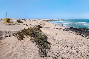 Beach nearby - Vacation Home "Las Casitas 28" Near the Beach with Sea View, Pool, Wi-Fi & Terrace (Corralejo)