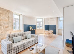 Lägenhet Deluxe - 1 sovrum - utsikt mot staden | Vardagsrum | 43-tums LCD-tv med kabelkanaler och tv