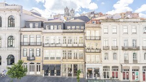 Une rangée de bâtiments historiques à plusieurs étages, dotés de balcons et de grandes fenêtres.