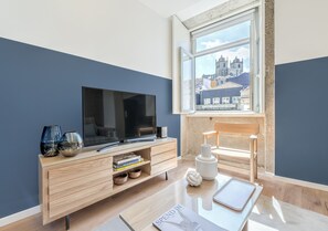 Apartemen Premium, 2 kamar tidur, pemandangan kota | Area keluarga | Televisi LCD 43-inci dengan saluran TV kabel dan TV