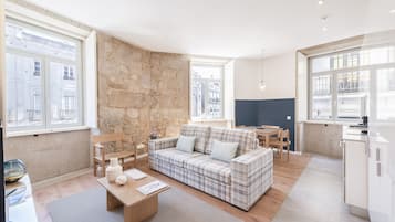 Apartamento superior, 2 habitaciones, vistas a la ciudad | Zona de estar | Televisión LCD de 43 pulgadas con canales por cable, una televisión