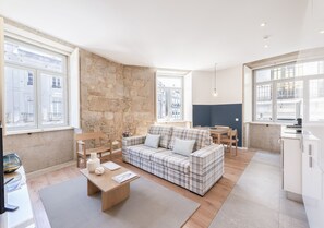 Superior-Apartment, 2 Schlafzimmer, Stadtblick | Wohnbereich | 43-Zoll-LCD-Fernseher mit Kabelempfang, Fernseher